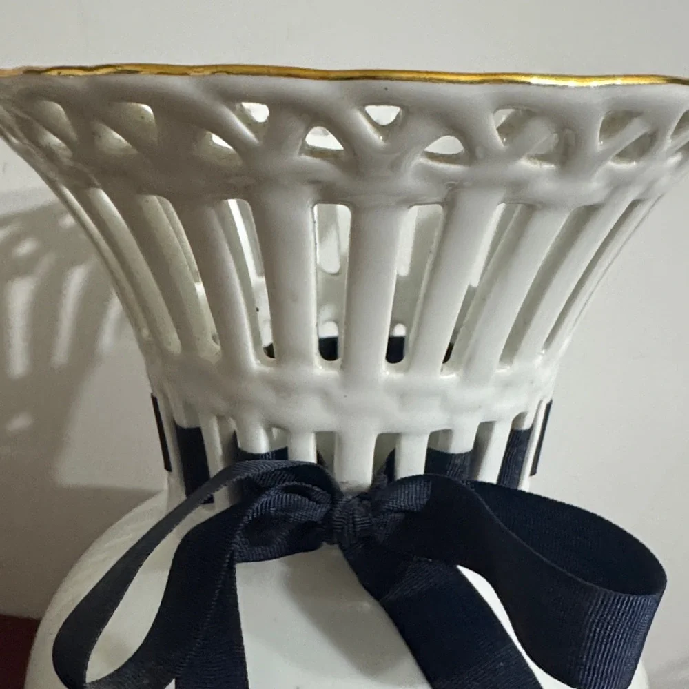 Vintage Formalities by Baum Bros. with a basket weave lattice 7 3/4”